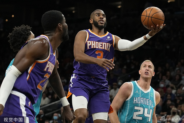 被动调整！阿方索-戴维斯因伤被格雷罗换下.