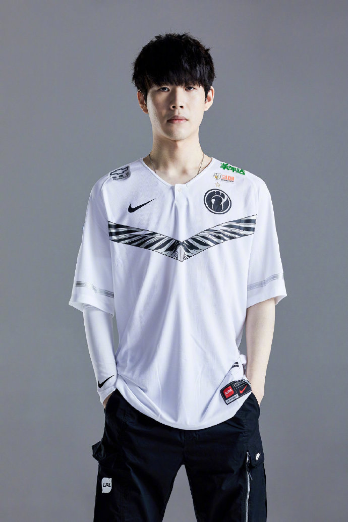 小调整修一下，梅老板最新发型如何？.